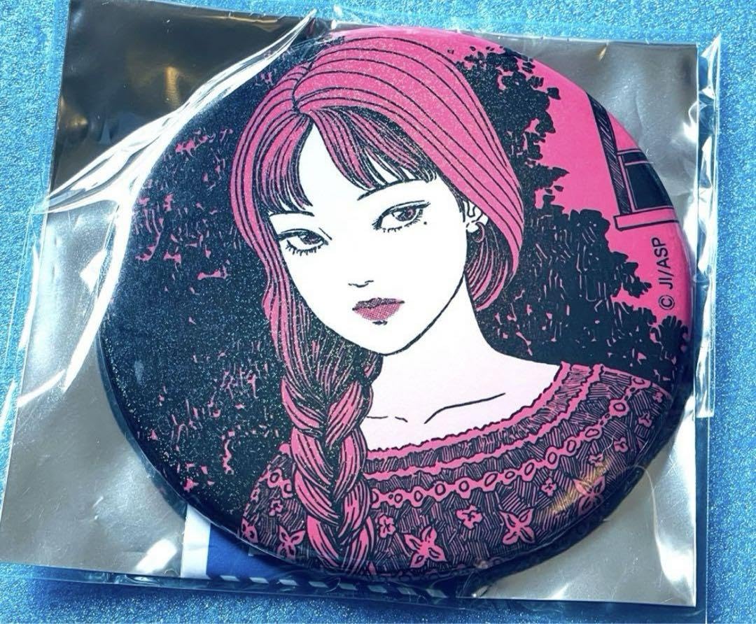 Amazon.co.jp: 伊藤潤二 デフォルメ ラメ 缶バッジ 富江 : おもちゃ